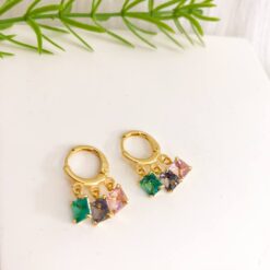 Argolinha Click Dourada com zircônias coloridas.