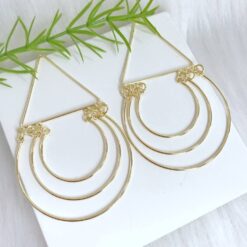 Brinco Dourado Triângulo com circulos.
