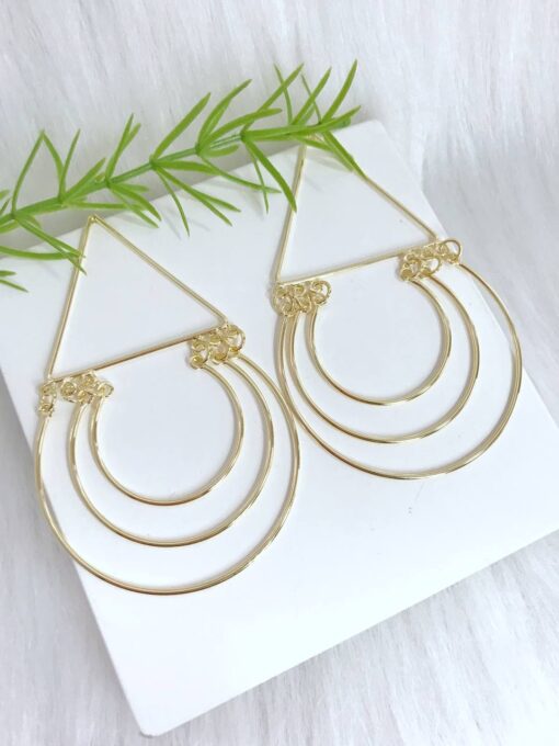 Brinco Dourado Triângulo com circulos.