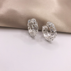 argola vazada com zirconias